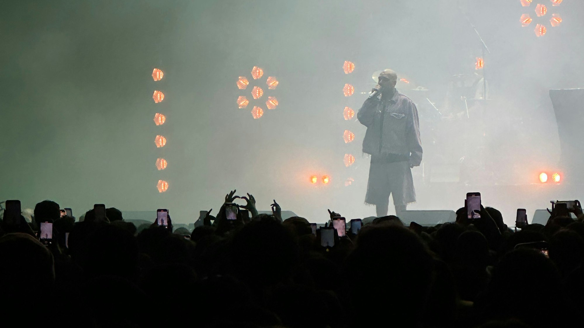 Ezhel auf der Bühne der Lanxess-Arena