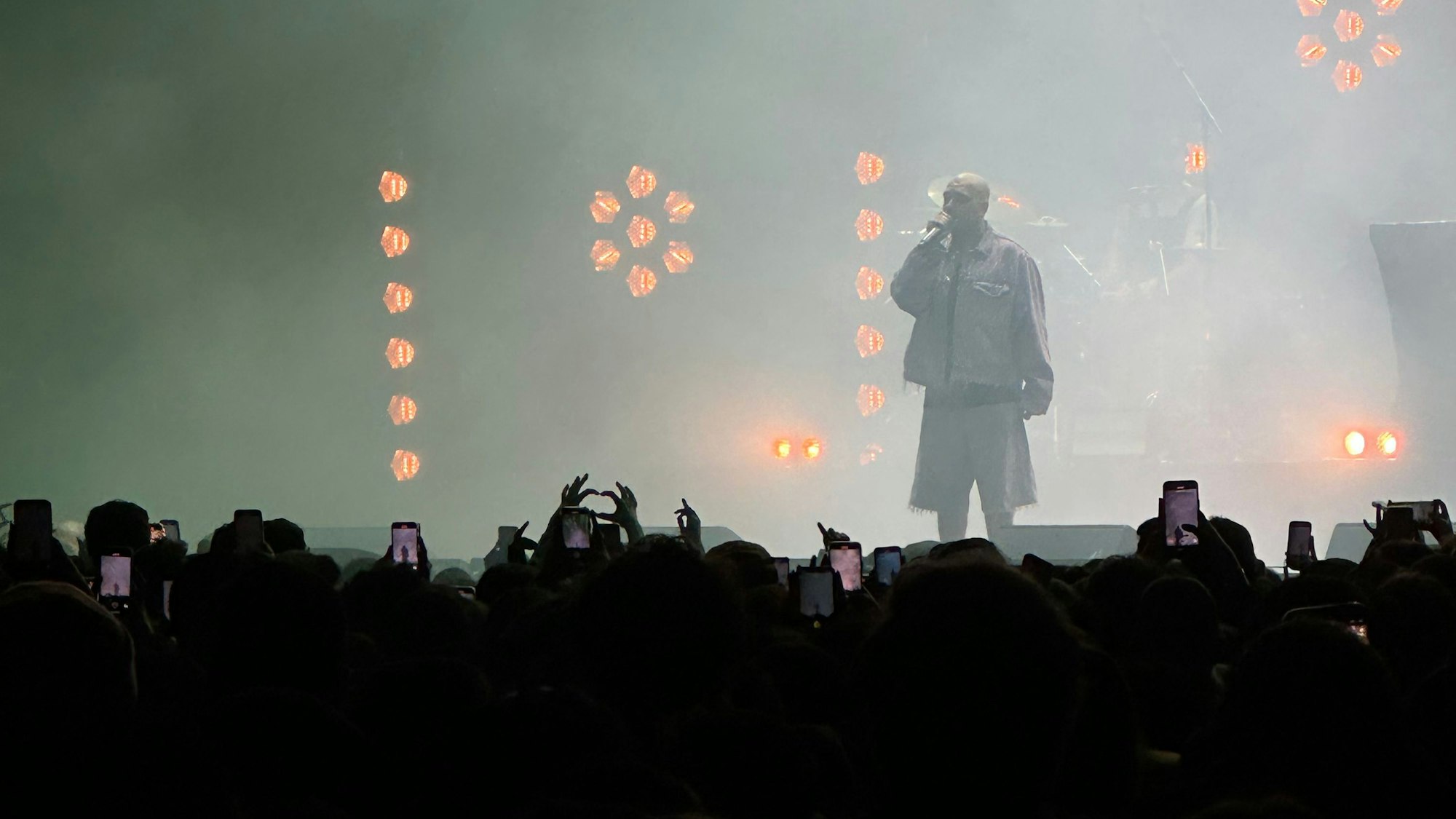 Ezhel auf der Bühne der Lanxess-Arena