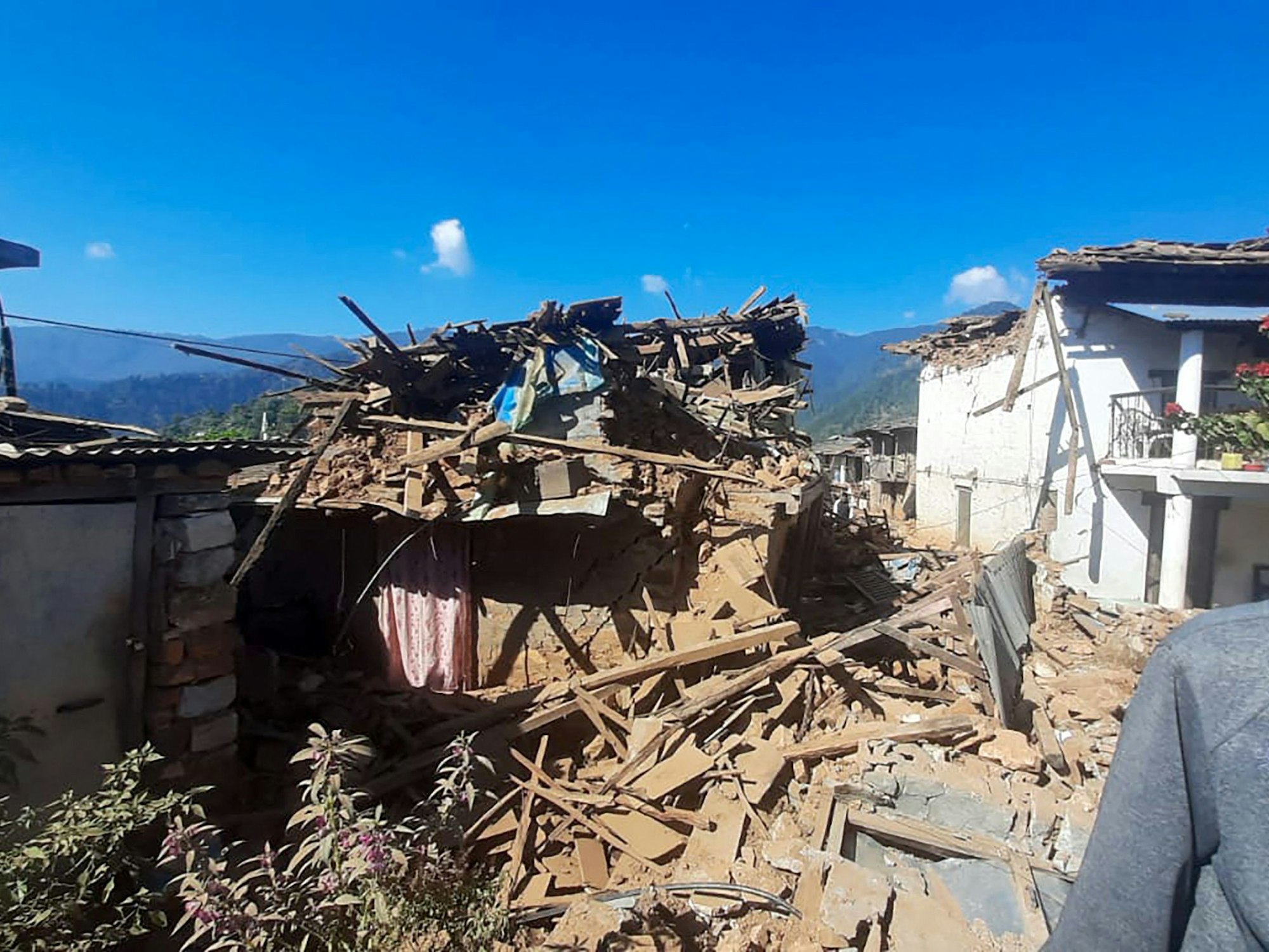 Zerstörte Häuser liegen in Trümmern nach einem Erdbeben im Dorf Pipaldanda im Bezirk Jajarkot am 4. November 2023.