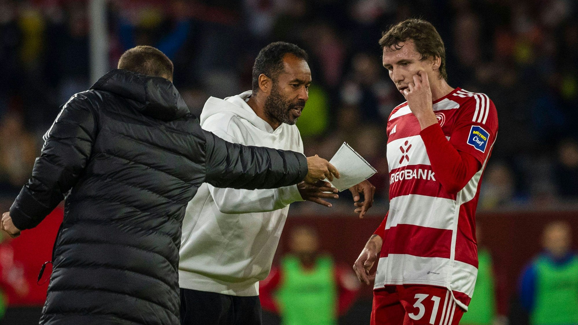 Fortuna Düsseldorfs Cheftrainer Daniel Thioune gibt Marcel Sobottka beim Spiel gegen Wehen Wiesbaden am Spielfeldrand Anweisungen.