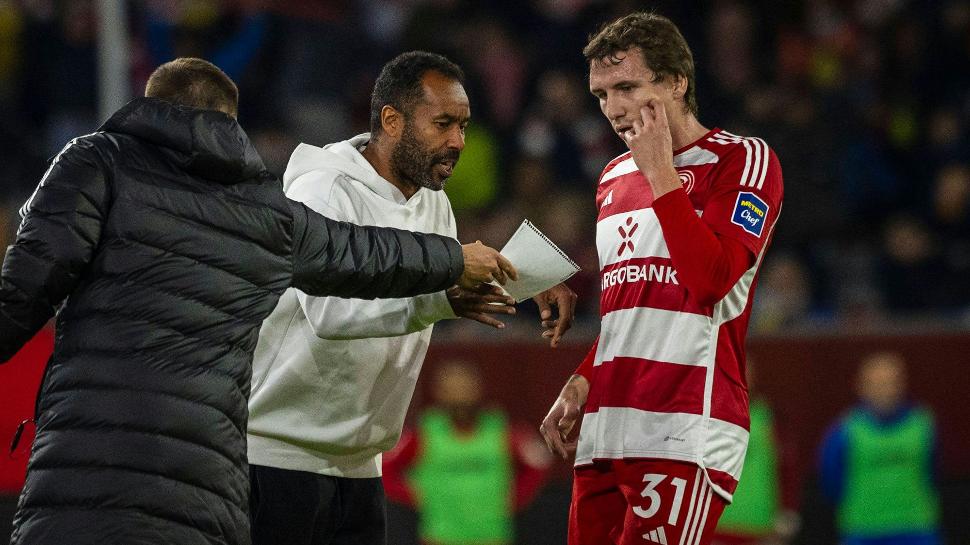 Daniel Thioune gibt Profi Marcel Sobottka von Fortuna Düsseldorf Anweisungen am Spielfeldrand.