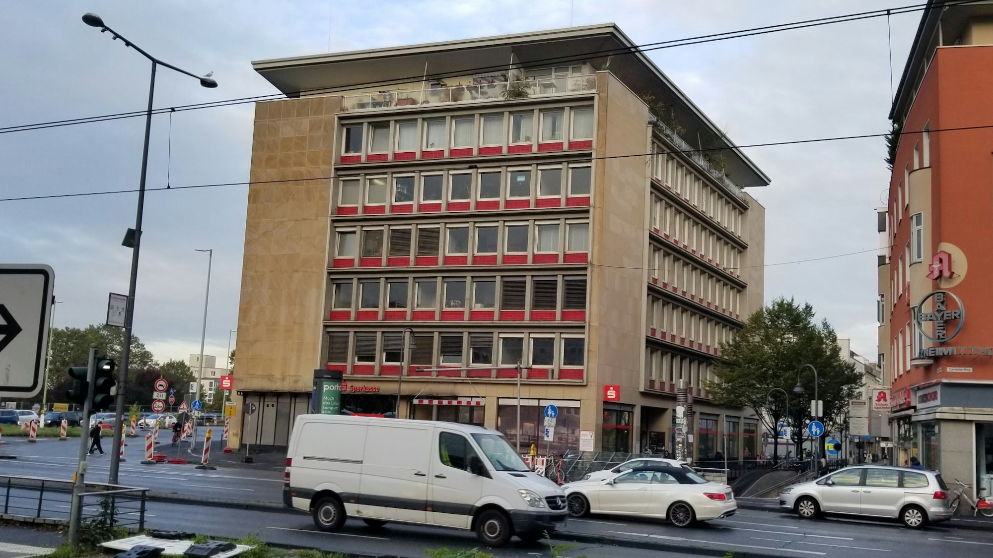 Das markante Sparkassen-Haus am Wiener Platz in Köln-Mülheim. In Zukunft wird es dort nur noch Geldautomaten geben.