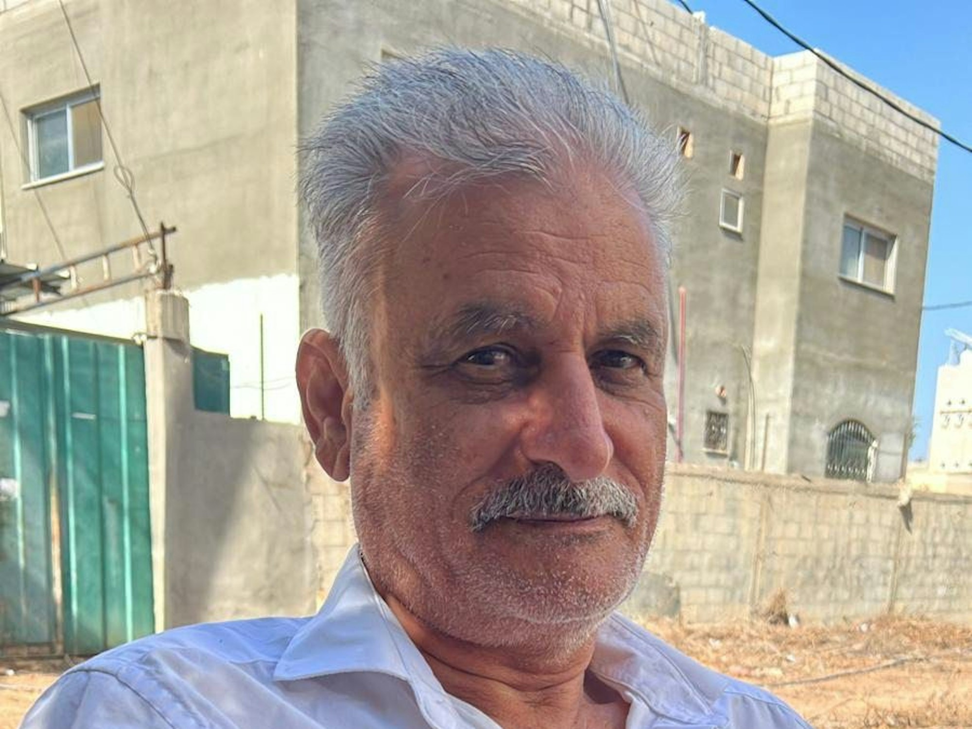 Der 75 Jahre alte Deutsch-Palästinenser Jamal Abdel Latif, der im Gazastreifen auf seine Ausreise aus dem Kriegsgebiet wartet, schaut in die Kamera.