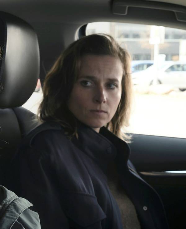 Das Foto stammt aus dem Dresdner âTatort: Was ihr nicht sehrâ und zeigt die Kommissarinnen Leonie Winkler (Cornelia Gröschel) und Karin Gorniak (Karin Hanczewski) in einem Auto sitzend.