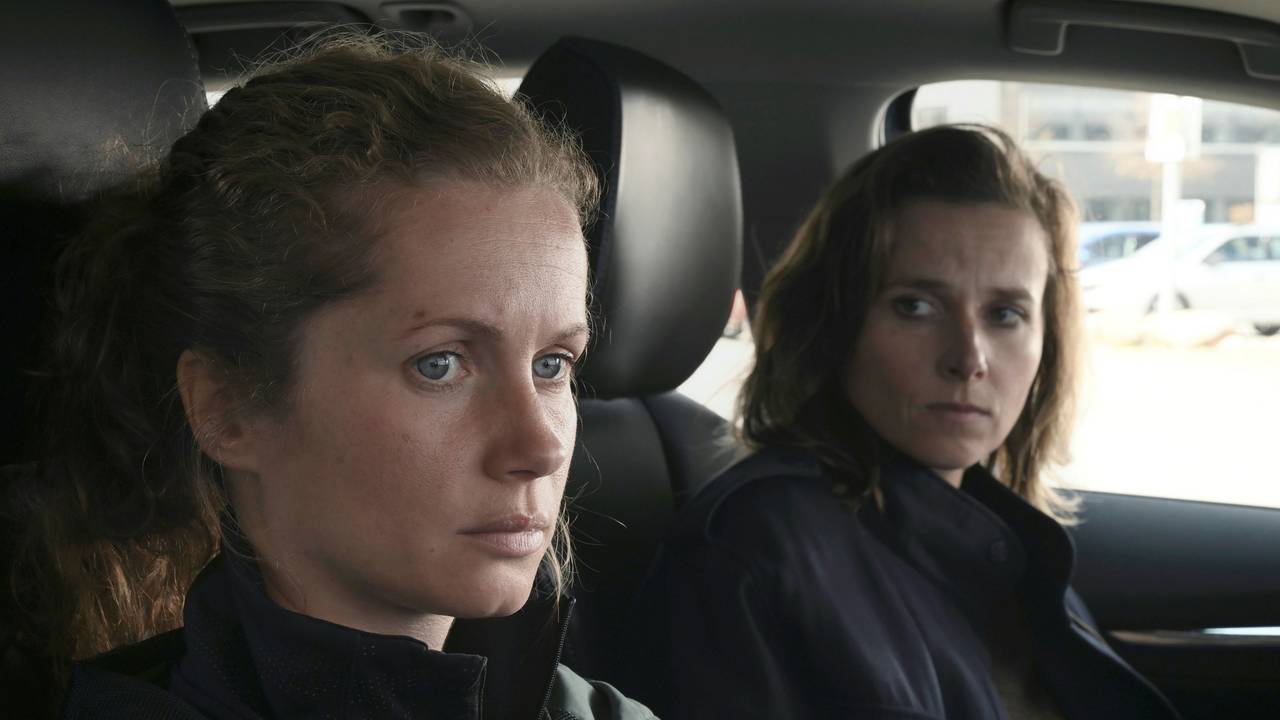 Das Foto stammt aus dem Dresdner âTatort: Was ihr nicht sehrâ und zeigt die Kommissarinnen Leonie Winkler (Cornelia Gröschel) und Karin Gorniak (Karin Hanczewski) in einem Auto sitzend.