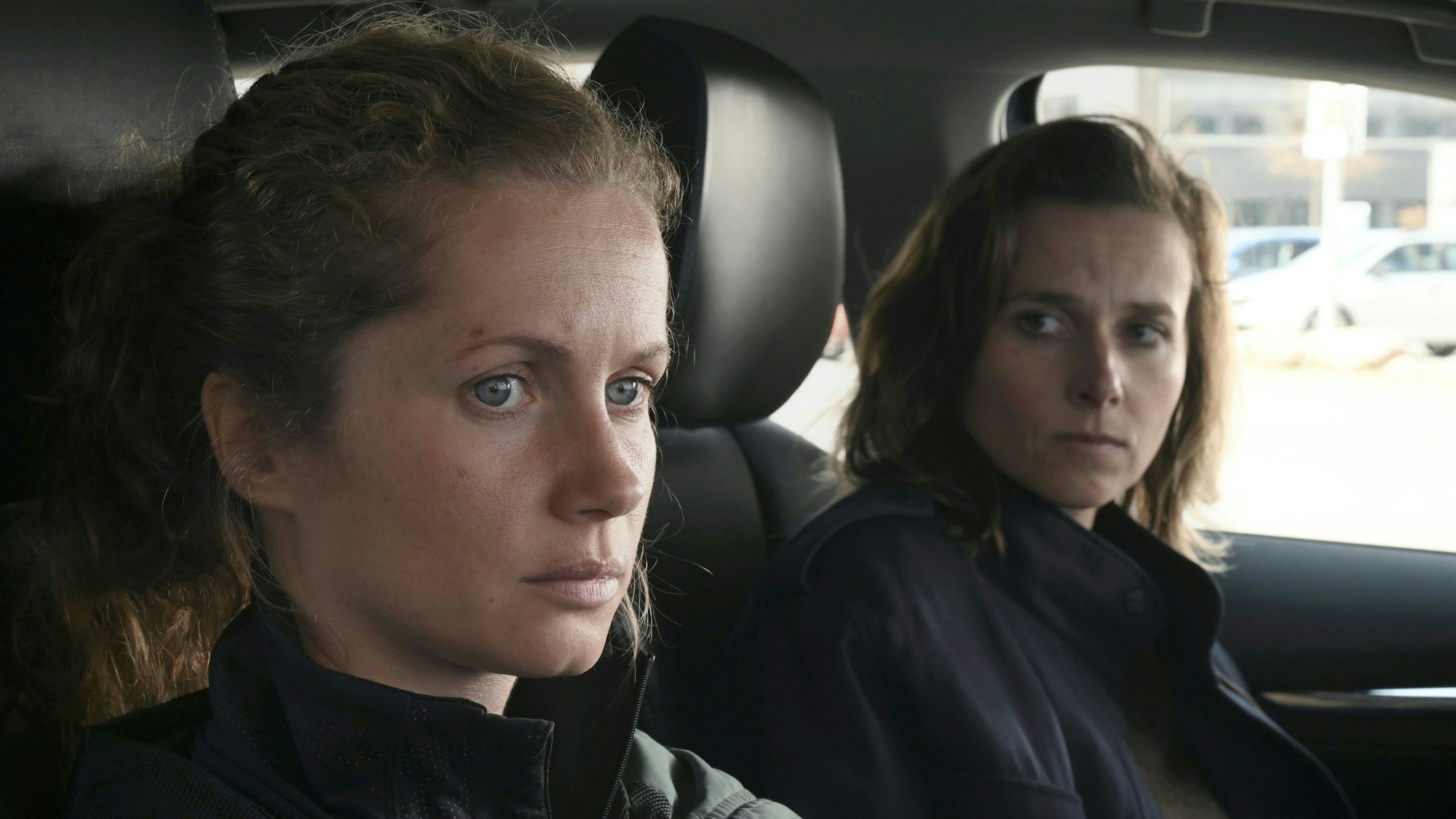 Das Foto stammt aus dem Dresdner „Tatort: Was ihr nicht sehr“ und zeigt die Kommissarinnen Leonie Winkler (Cornelia Gröschel) und Karin Gorniak (Karin Hanczewski) in einem Auto sitzend.