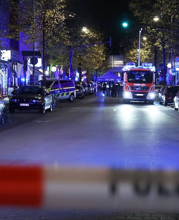 Feuerwehr und Polizei bei einem Einsatz in Ehrenfeld bei Nacht.
