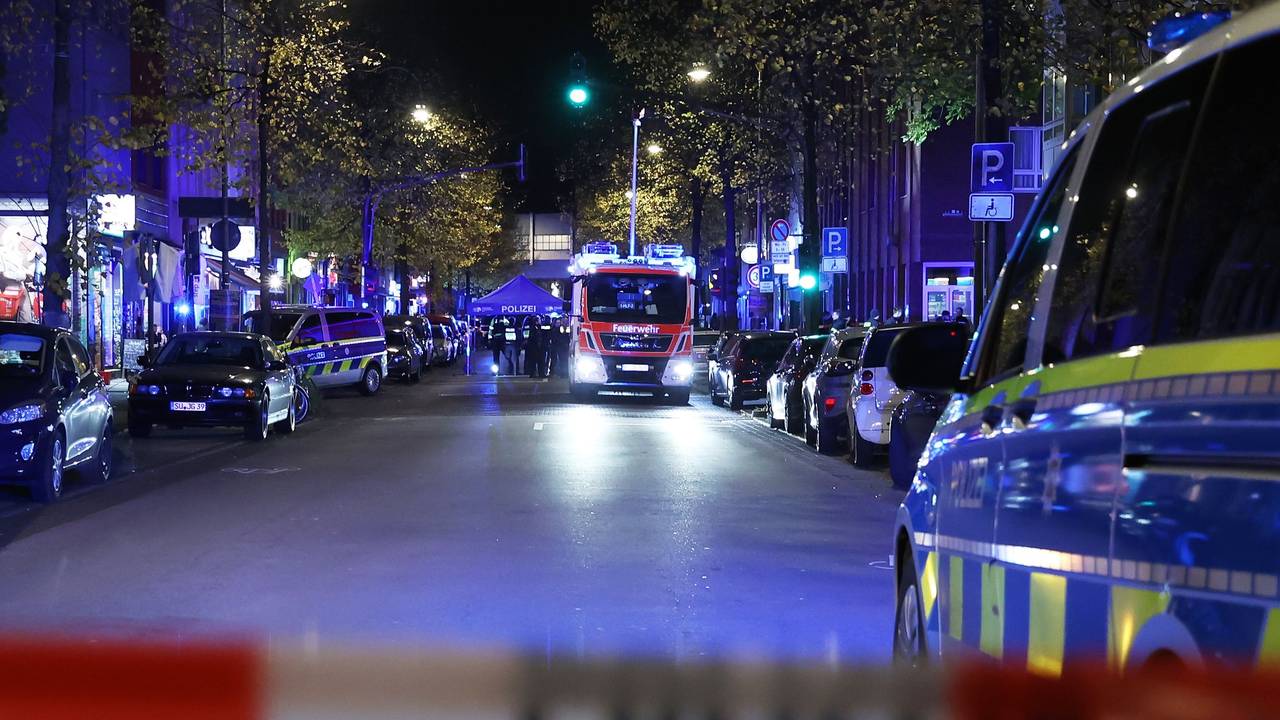 Feuerwehr und Polizei bei einem Einsatz in Ehrenfeld bei Nacht.