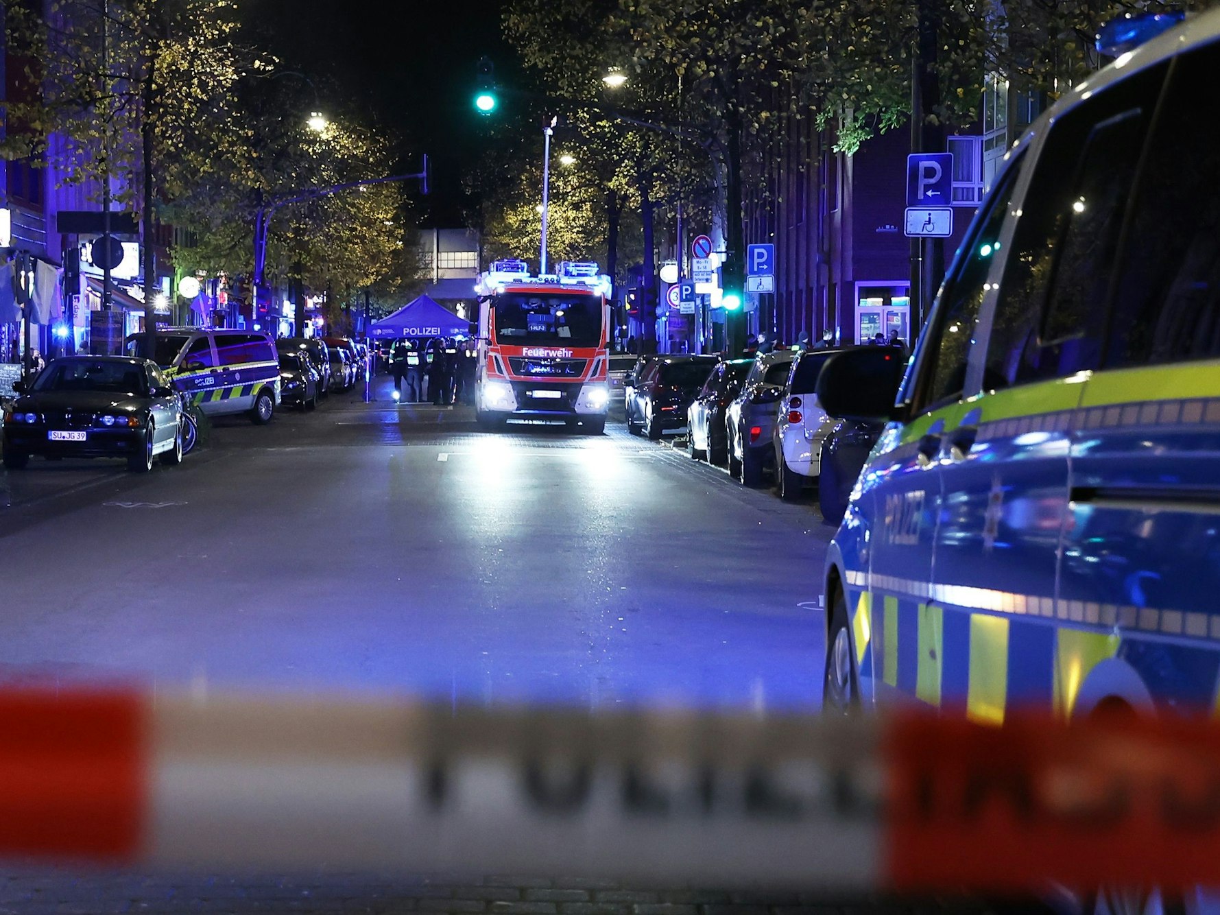Feuerwehr und Polizei bei einem Einsatz in Ehrenfeld bei Nacht.