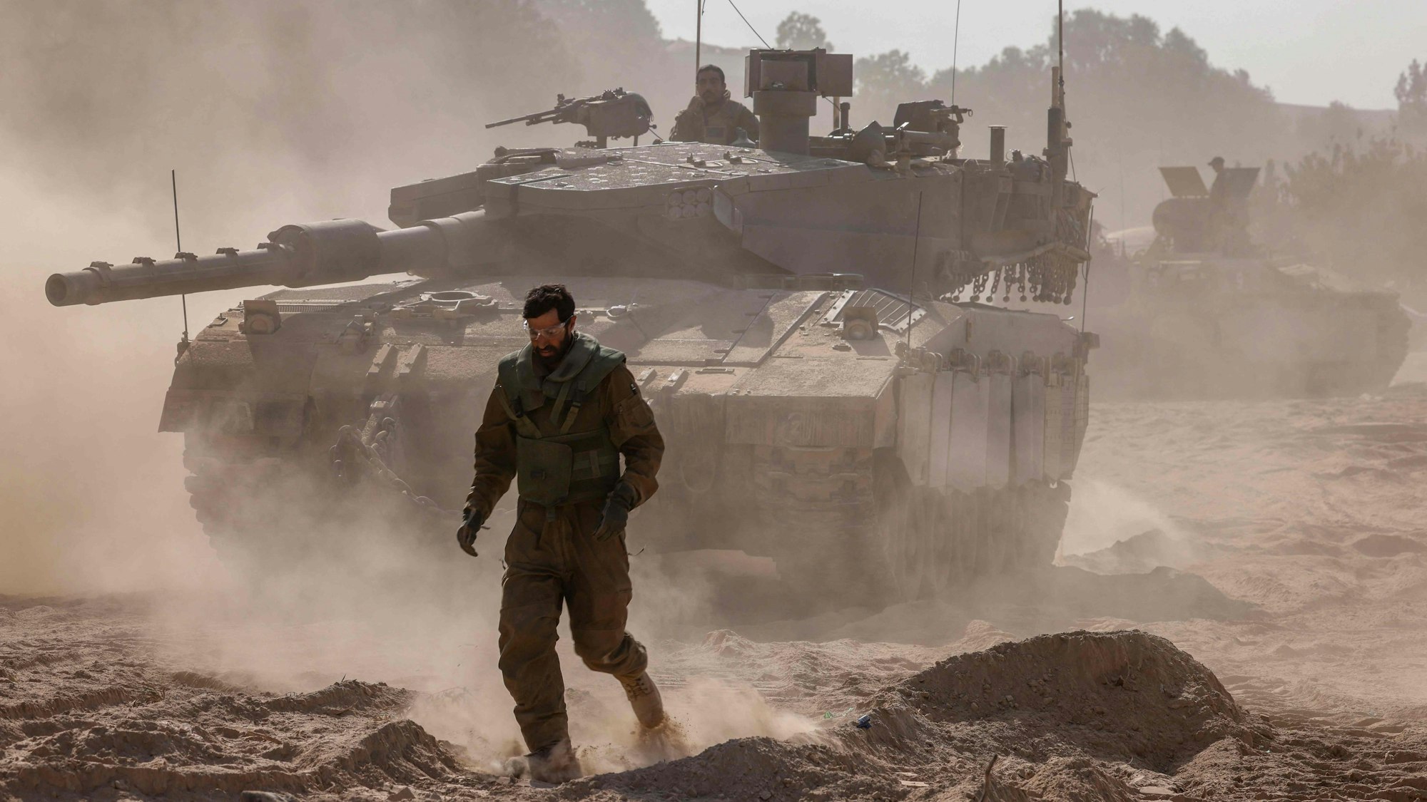 Israelische Streitkräfte stehen am 5. November 2023 an der Grenze zum Gazastreifen im Süden Israels.