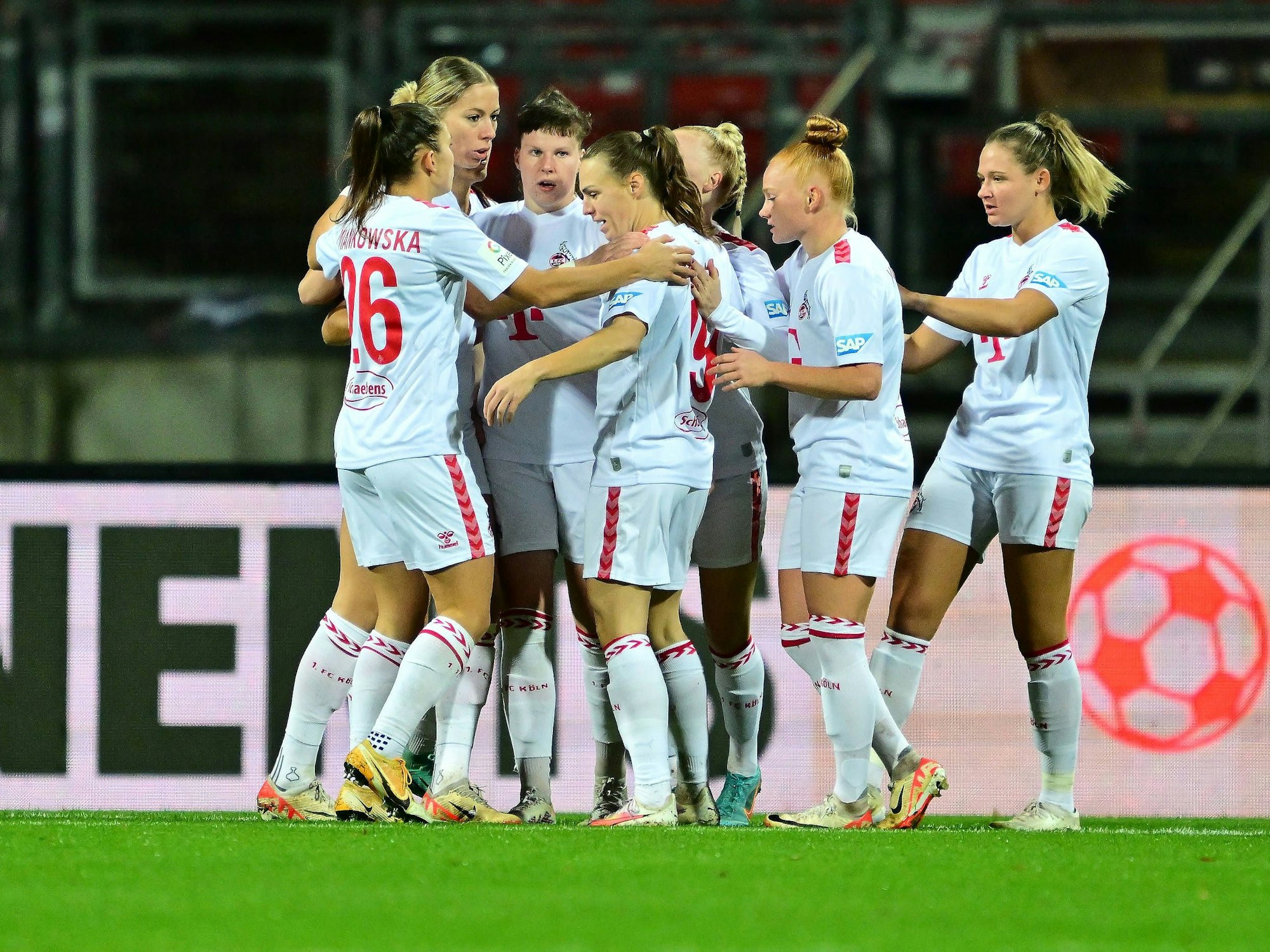 Jubel nach dem Treffer durch Dora Zeller beim 1. FC Köln.