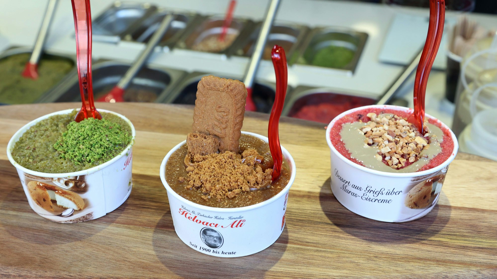 Die traditionelle Süßspeise bei „Helvaci Ali“ in Bechern
