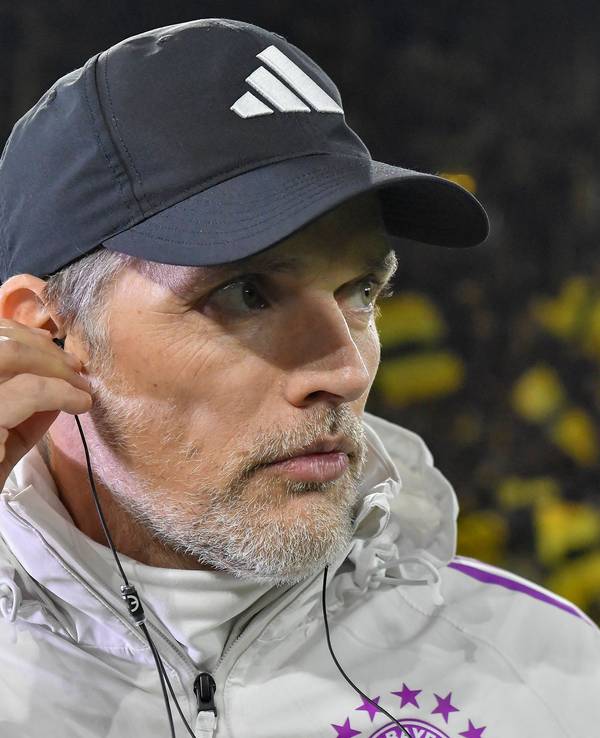 Thomas Tuchel hört bei einem Sky-Interview vor dem Bayern-Spiel in Dortmund zu.