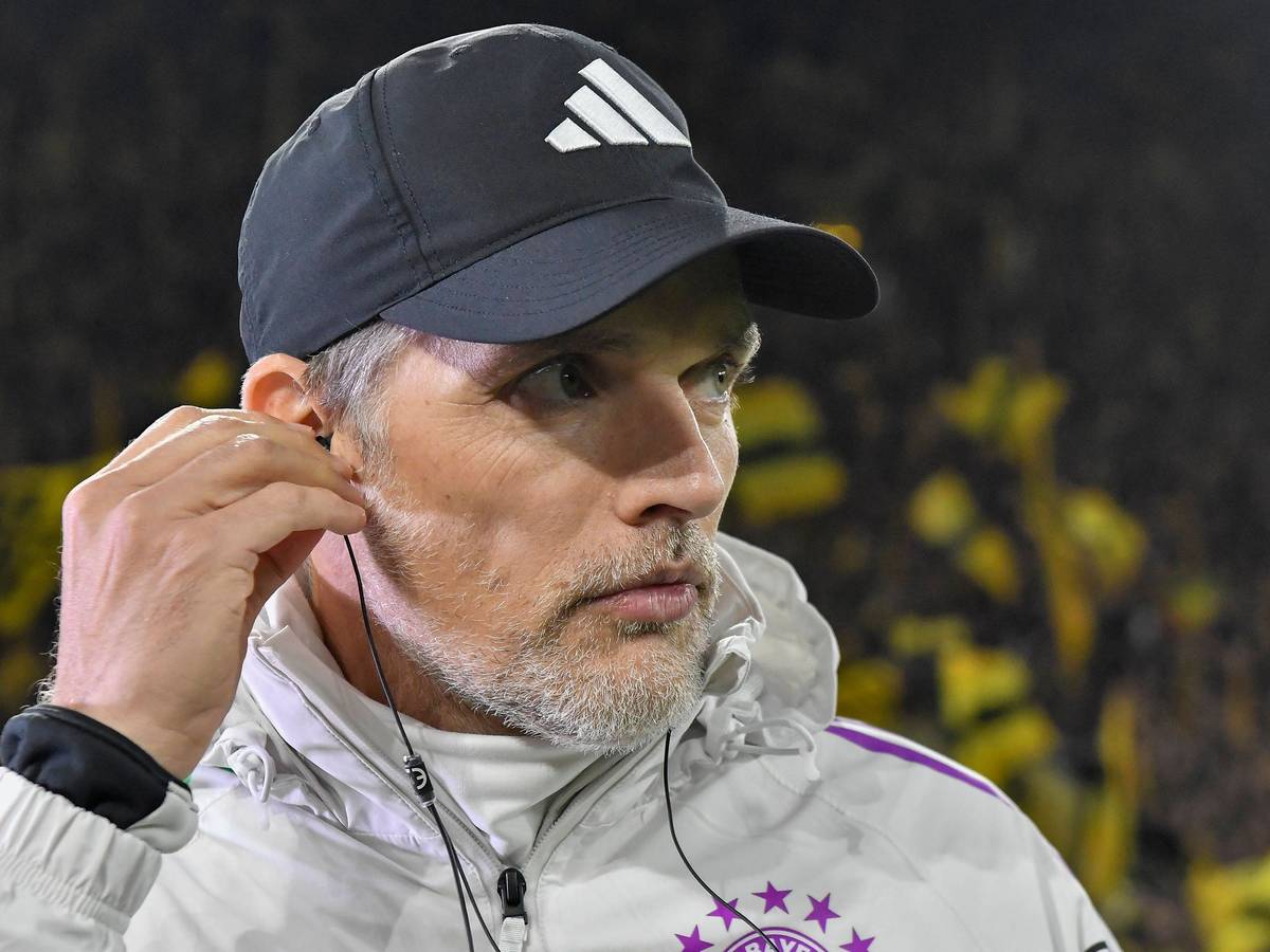 Thomas Tuchel greift sich bei einem Interview an den rechten Kopfhörer.