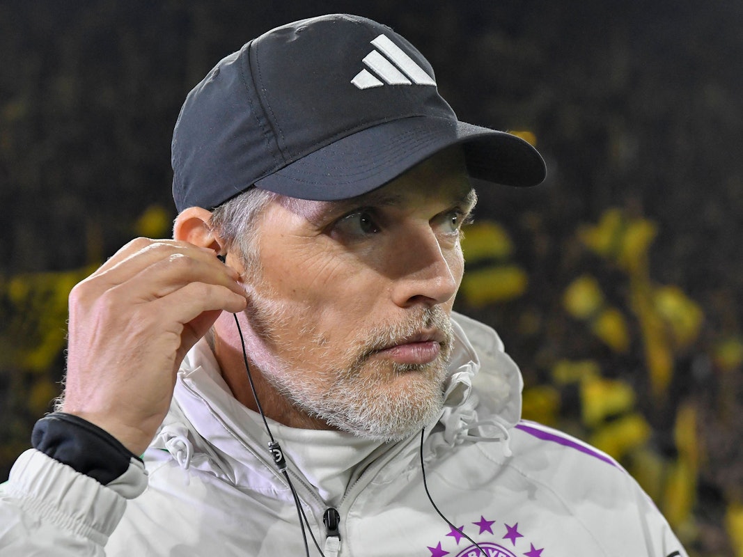 Thomas Tuchel greift sich bei einem Interview an den rechten Kopfhörer.