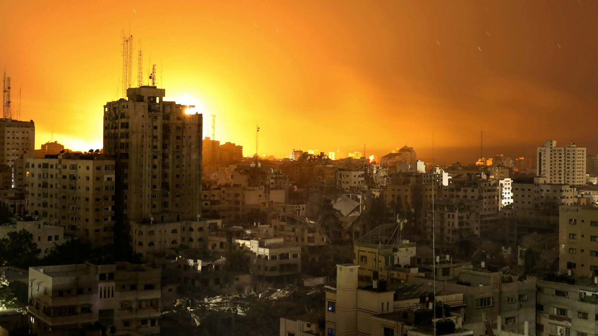 Nach israelischen Luftangriffen auf Gaza-Stadt steigt am Sonntag (5. November) Feuer und Rauch aus Gebäuden auf.