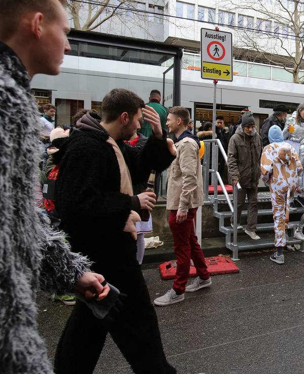 Jecke kommen an Weiberfastnacht an der Haltestelle Zülpicher Straße an.