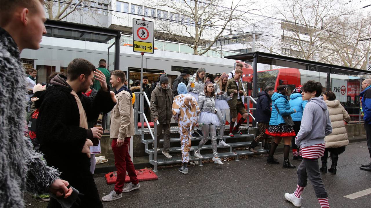 Jecke kommen an Weiberfastnacht an der Haltestelle Zülpicher Straße an.