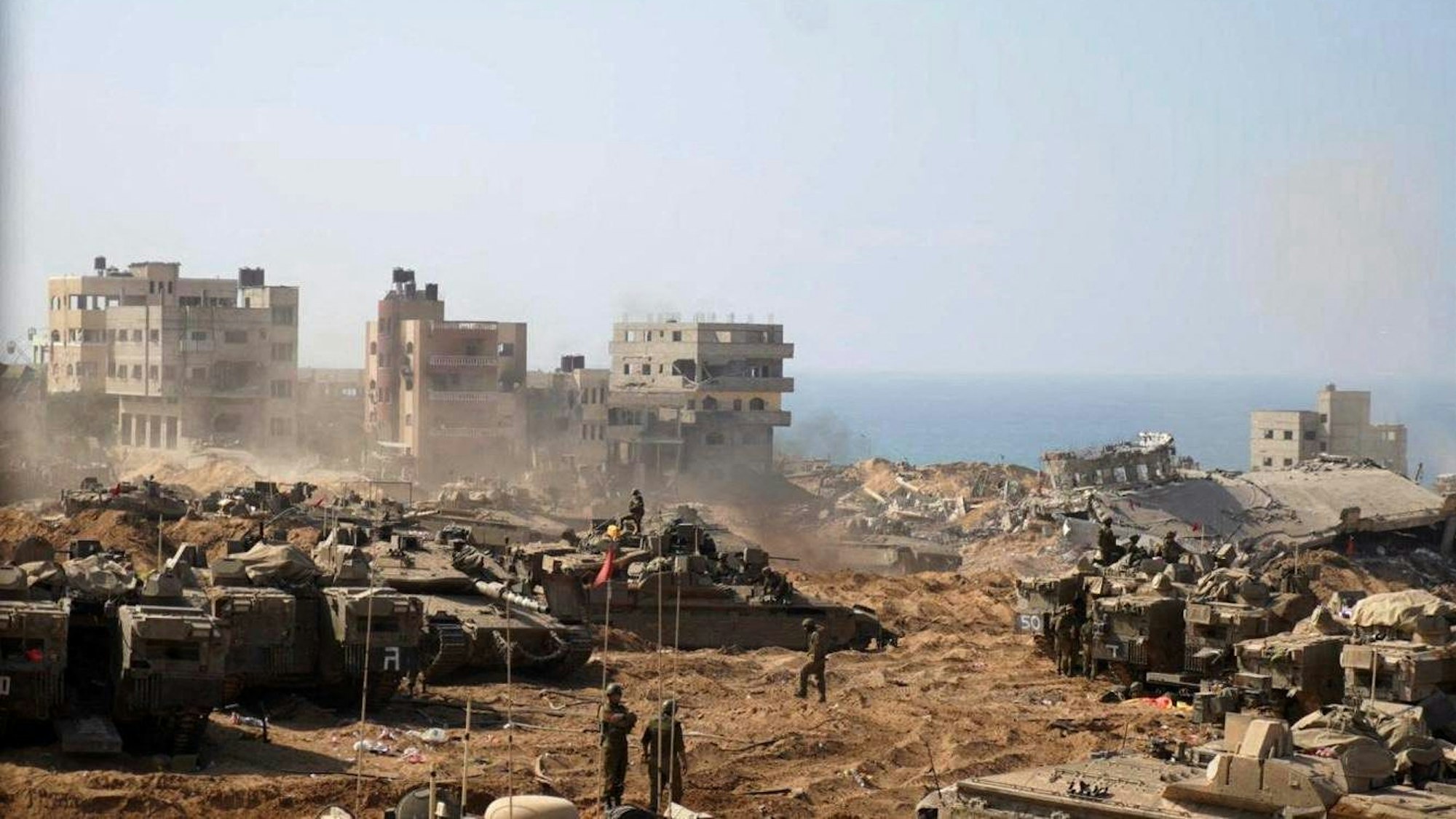 Nach israelischen Luftangriffen auf Gaza-Stadt am Sonntag (5. November 2023) steigt Feuer und Rauch aus den Gebäuden auf.