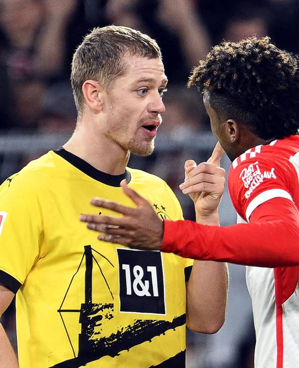 Julian Ryerson (l) und Kingsley Coman diskutieren während des Spiels hitzig.