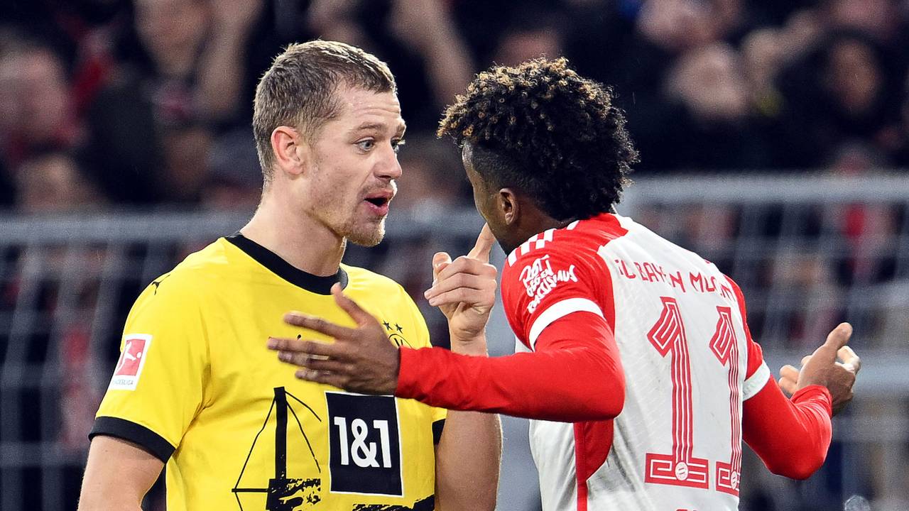 Julian Ryerson (l) und Kingsley Coman diskutieren während des Spiels hitzig.