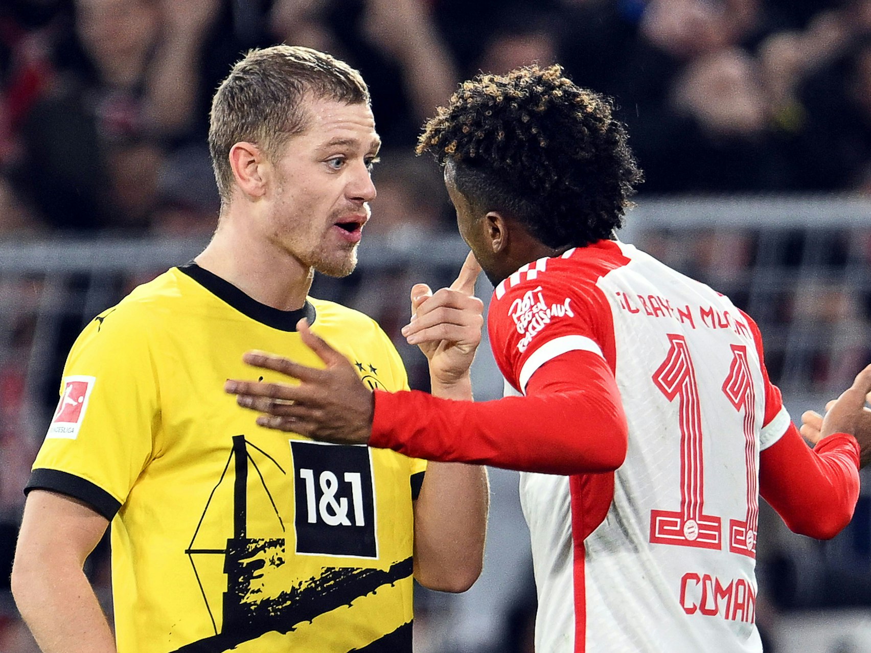 Julian Ryerson (l) und Kingsley Coman diskutieren während des Spiels hitzig.