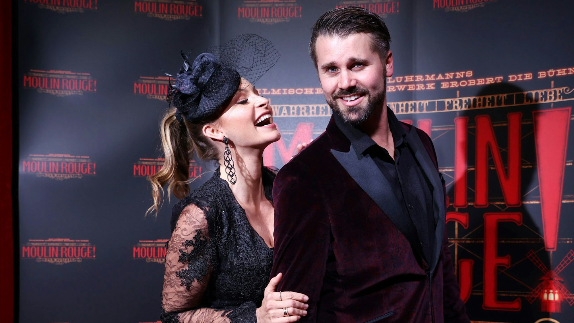 Roter Teppich beim Moulin-Rouge-Jubiläum mit Jana und Thore Schölermann.