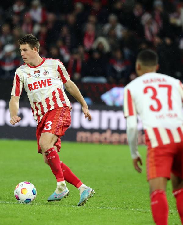 Dominique Heintz mit dem Ball am Fuß.