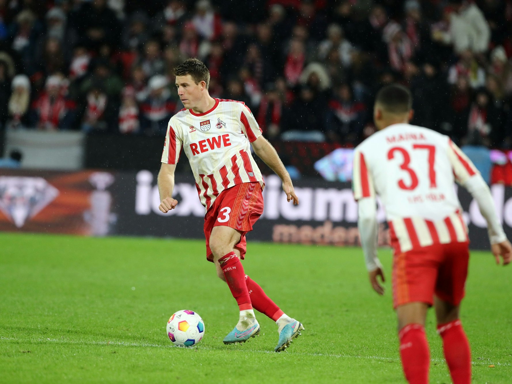 Dominique Heintz mit dem Ball am Fuß.