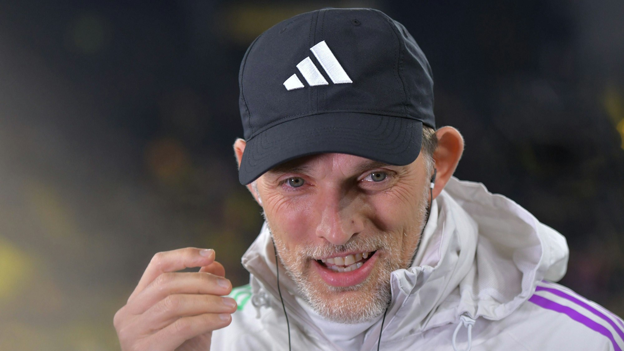 Thomas Tuchel lächelt bei einem TV-Interview rund um ein Spiel von Bayern München.
