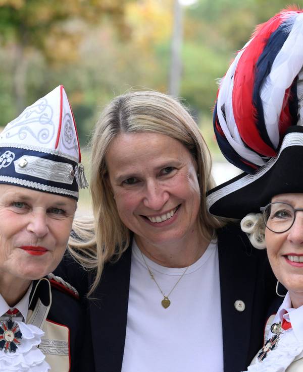 Die Karnevalistinnen Monika Kissing (l) und Bettina Schwerer (r) präsentieren zusammen mit der Präsidentin der „Ersten Damengarde Coeln 2014 e.V.“, Barbara Brüninghaus (M), ihre Karnevalskostüme in Form einer französischen Uniform.