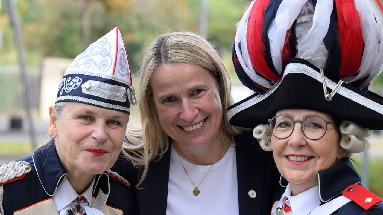 Die Karnevalistinnen Monika Kissing (l) und Bettina Schwerer (r) präsentieren zusammen mit der Präsidentin der „Ersten Damengarde Coeln 2014 e.V.“, Barbara Brüninghaus (M), ihre Karnevalskostüme in Form einer französischen Uniform.