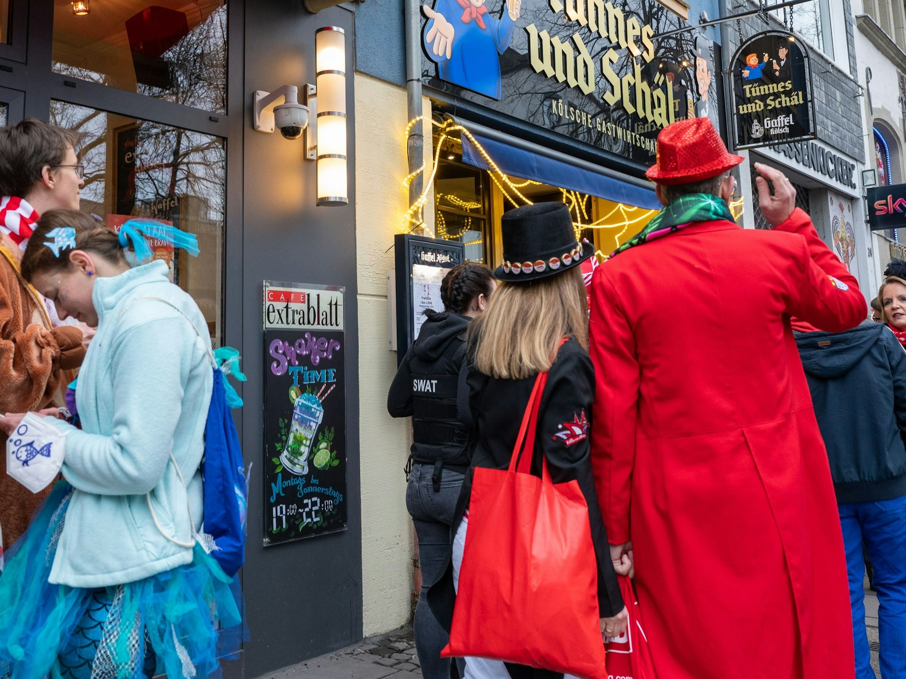 Warteschlange vor Kneipen in der Altstadt an Weiberfastnacht.