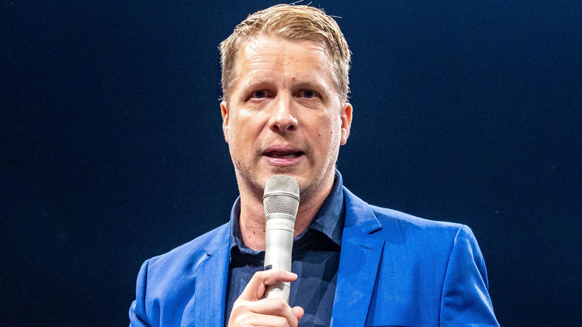 Comedian Oliver Pocher spricht beim Event "Beat & Box" mit Musik und Boxkämpfen als Ringsprecher.