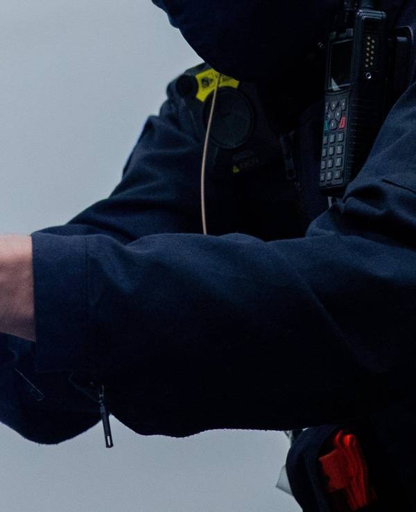 Ein Polizeibeamter demonstriert einen Schuss mit einem Distanzelektroimpulsgerät (DEIG oder auch Taser).