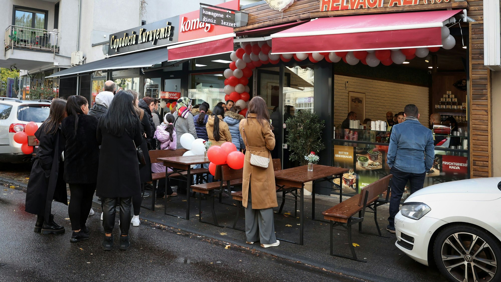 Eine Schlange vor dem Laden „Helvaci Ali“ auf der Keupstraße.