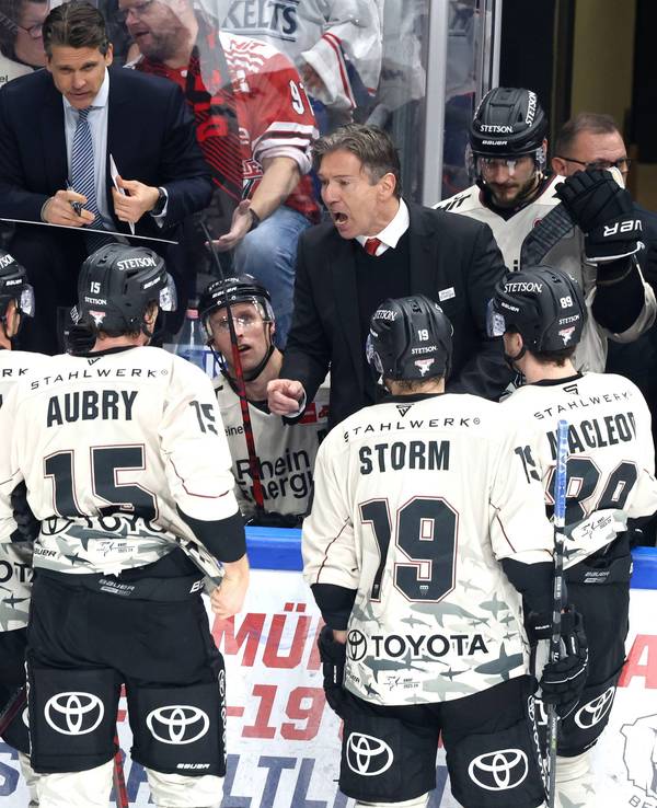 Eisbären Berlin gegen Kölner Haie: Uwe Krupp bei der Ansprache vor dem Team.