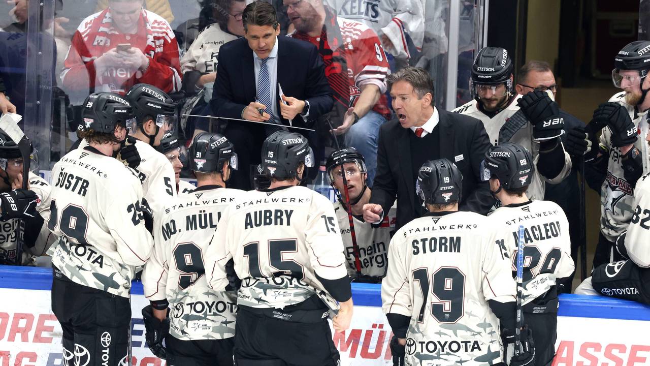 Eisbären Berlin gegen Kölner Haie: Uwe Krupp bei der Ansprache vor dem Team.