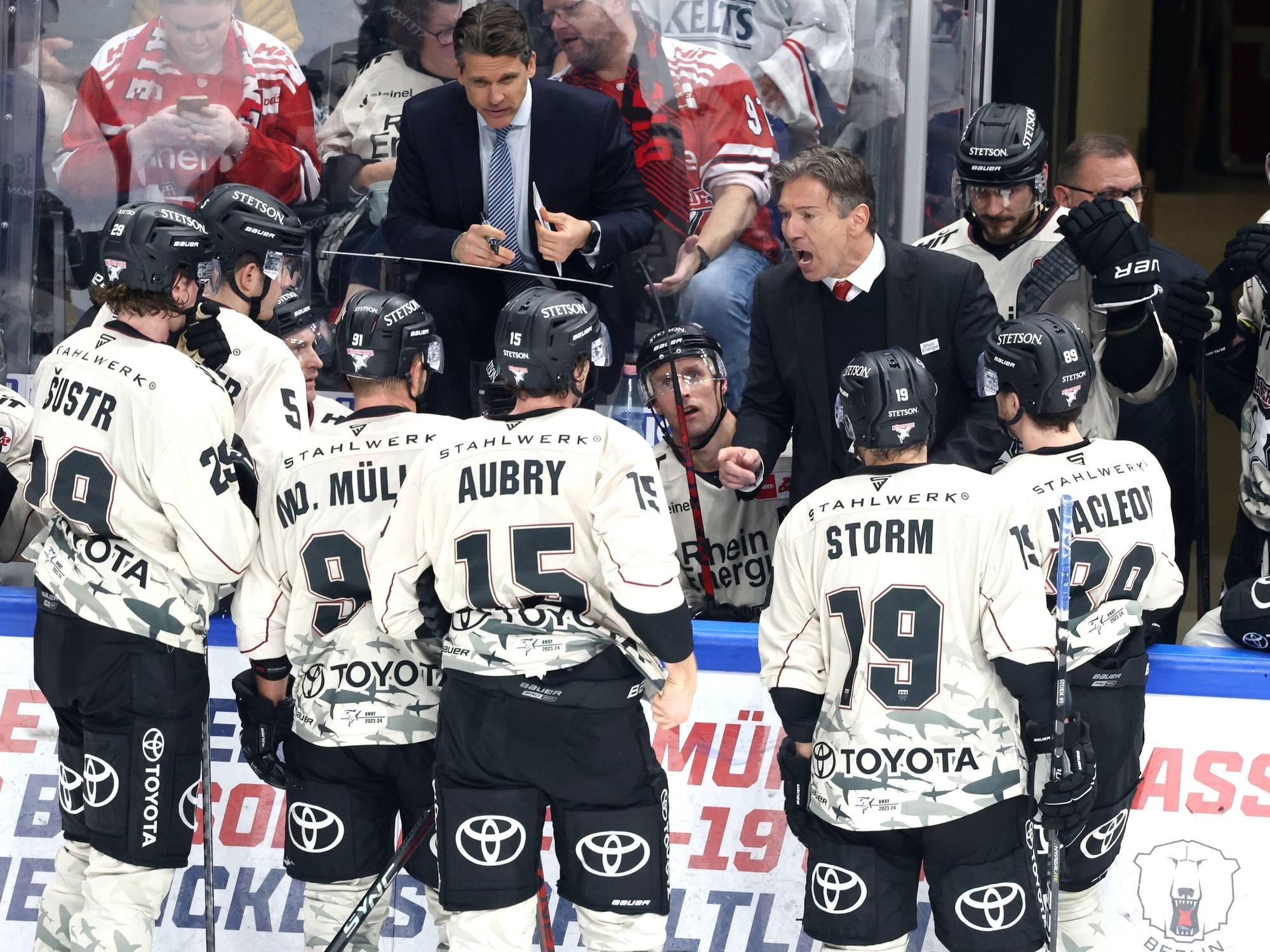 Eisbären Berlin gegen Kölner Haie: Uwe Krupp bei der Ansprache vor dem Team.