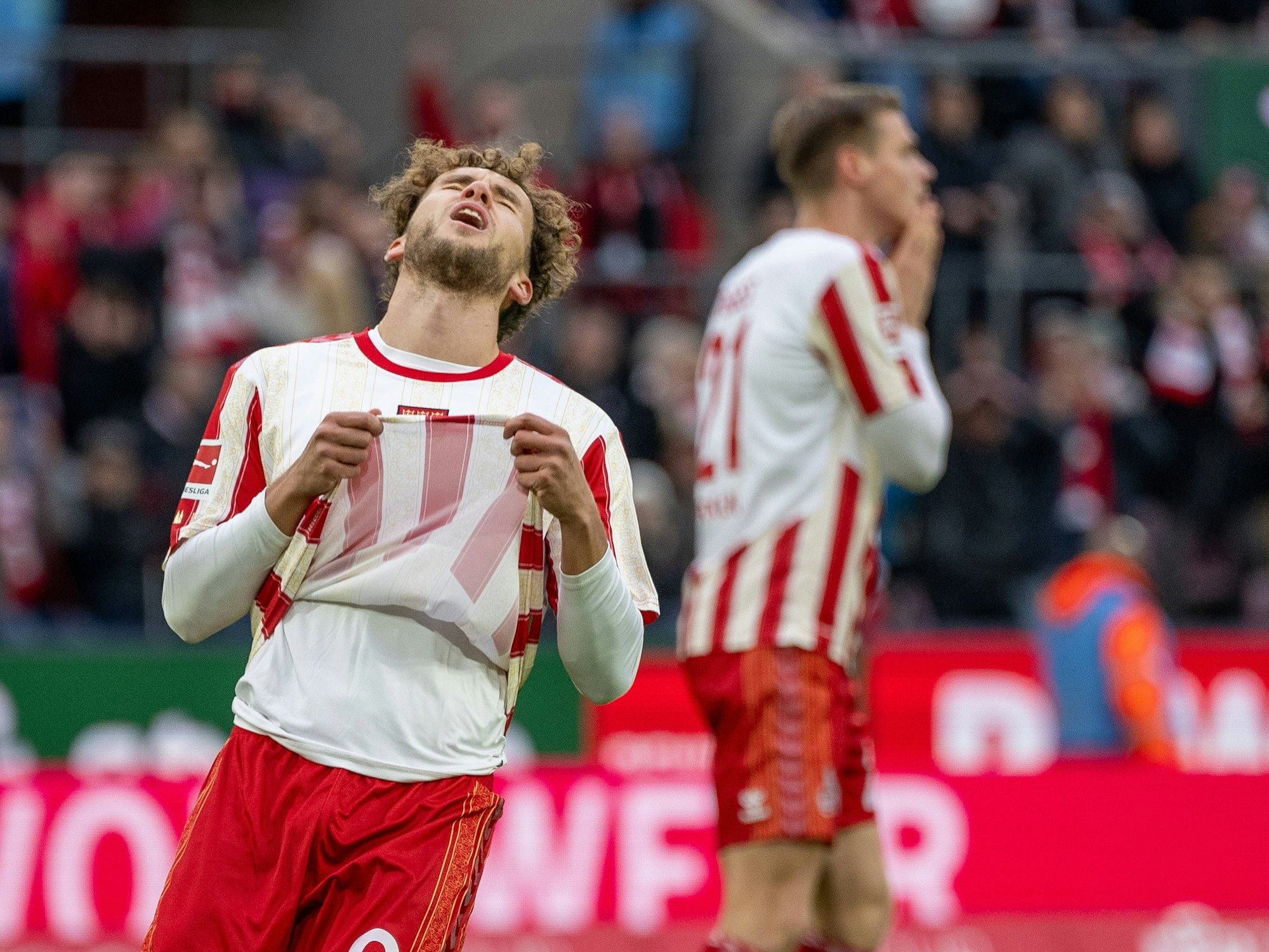 Luca Waldschmidt ärgert sich über eine vergebene Chance.