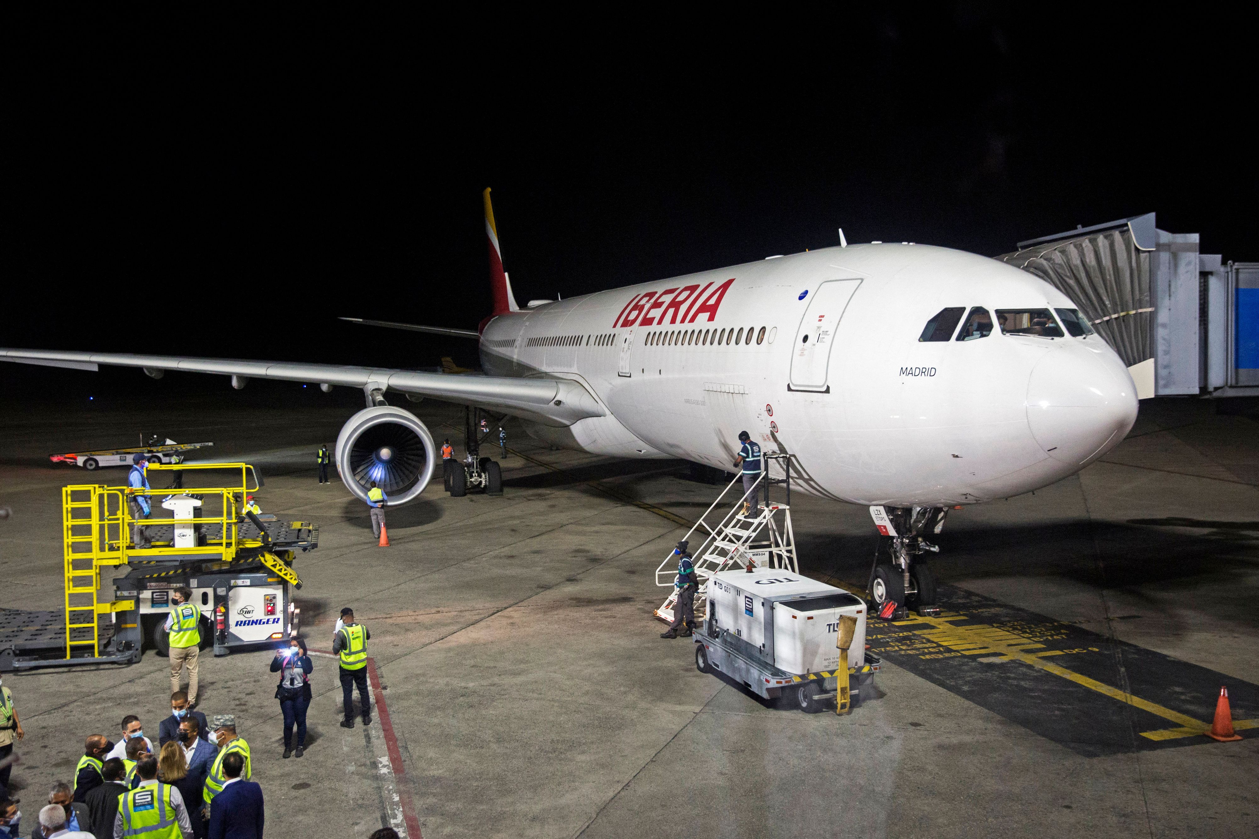 Eine Maschine der spanischen Fluggesellschaft Iberia steht auf dem Flughafen in Santo Domingo auf dem Rollfeld.