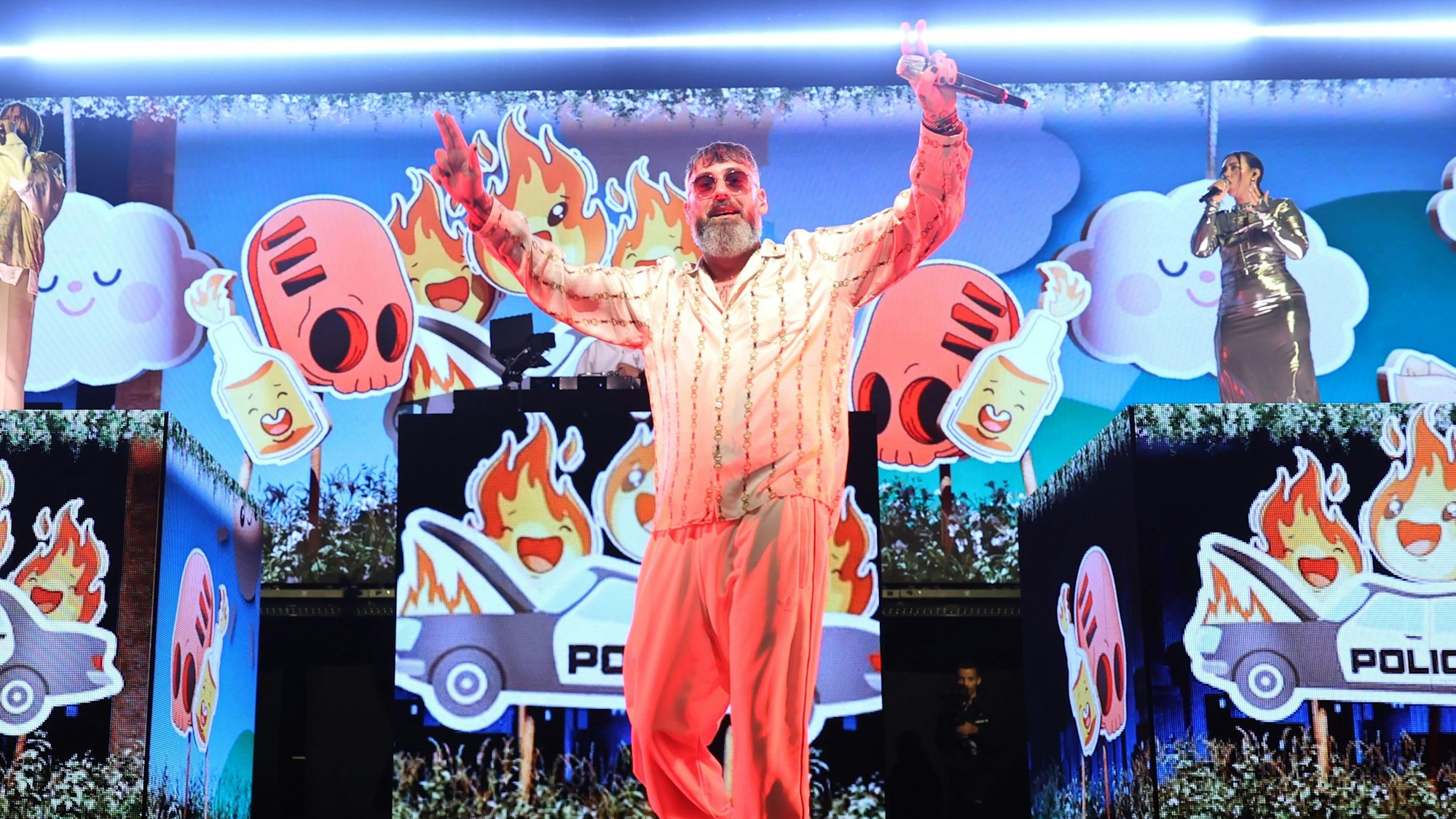 Sido hebt die Hände hoch und strahlt in die Menge.