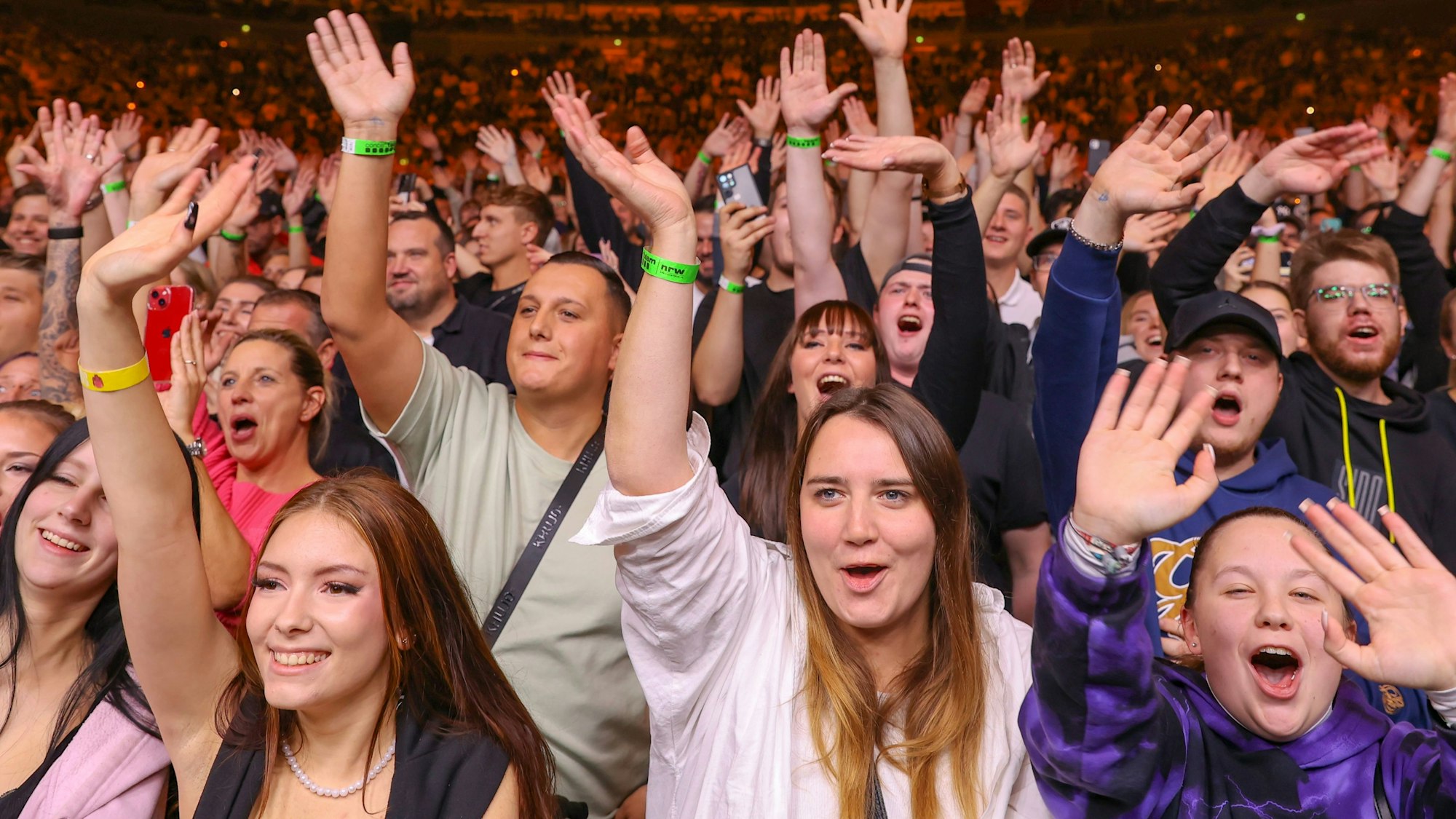 Eine jubelnde Menschenmenge im Innenraum der Lanxess-Arena.