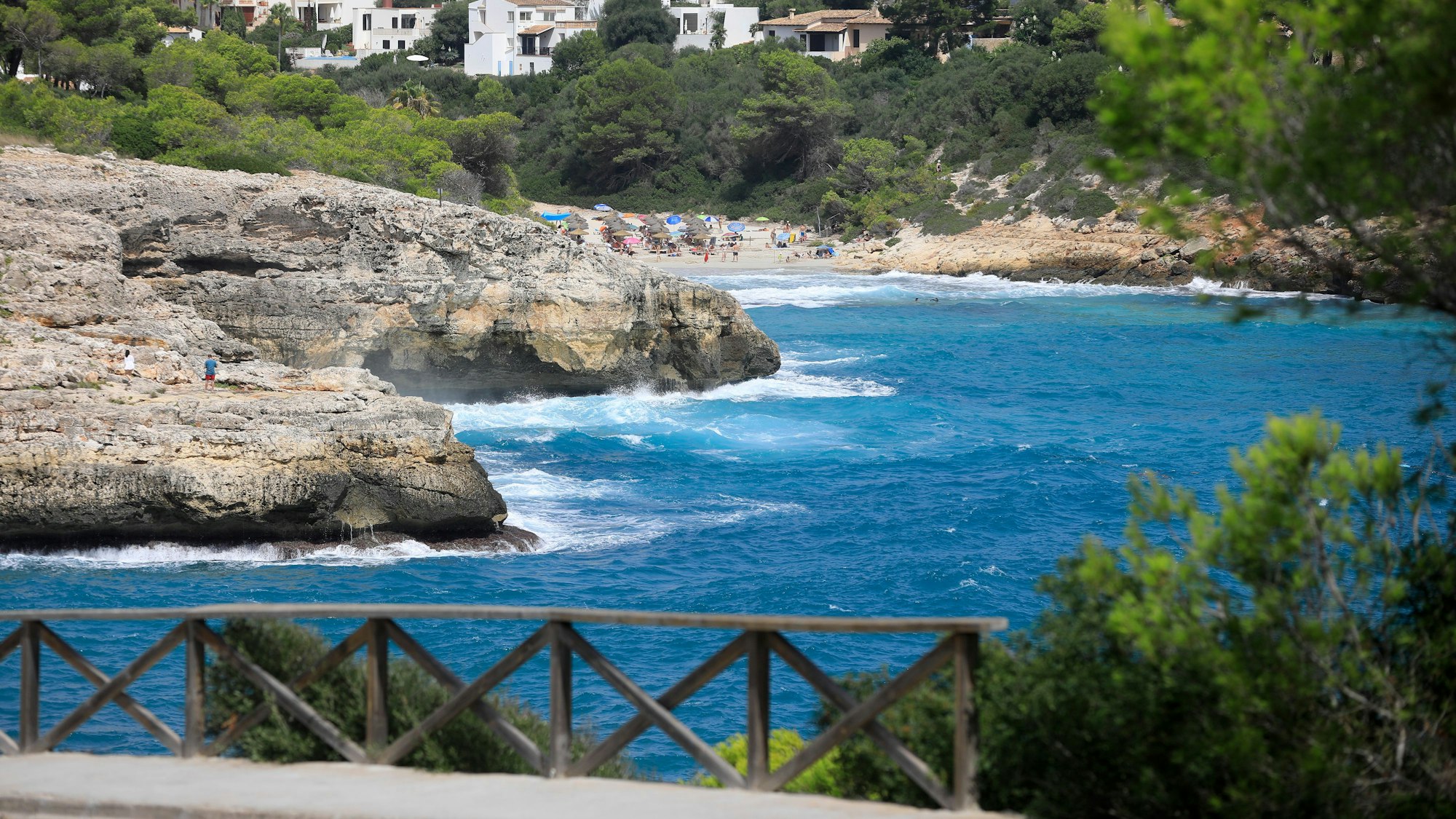 Blick auf die Ostküste Mallorcas (September 2023): In Portocristo wurde ein totes Baby in einem Müllcontainer gefunden. Die Polizei nimmt mehrere Personen fest.