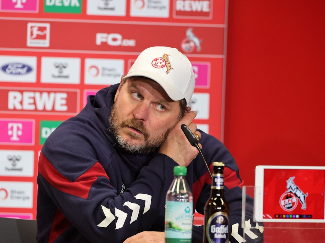 Steffen Baumgart bei der Pressekonferenz gegen Augsburg.
