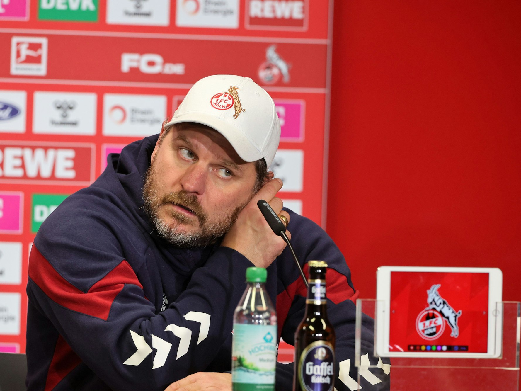 Steffen Baumgart bei der Pressekonferenz gegen Augsburg.