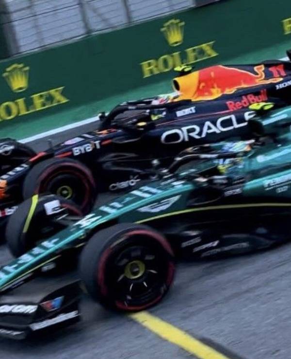 Fernando Alonso und Sergio Perez fahren beim Rennen der Formel 1 in Brasilien Rad an Rad ins Ziel.