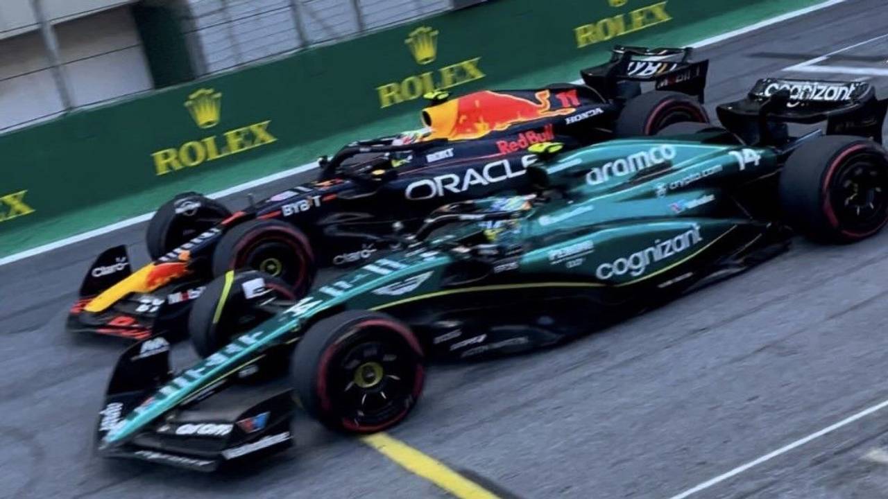 Fernando Alonso und Sergio Perez fahren beim Rennen der Formel 1 in Brasilien Rad an Rad ins Ziel.