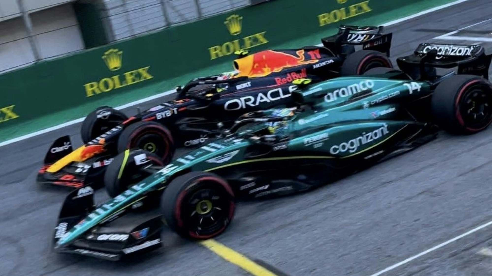 Fernando Alonso und Sergio Perez fahren beim Rennen der Formel 1 in Brasilien Rad an Rad ins Ziel.