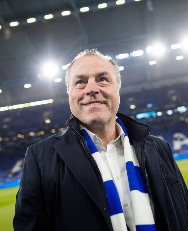 Clemens Tönnies steht mit blau-weißem Schal im Schalke-Stadion.